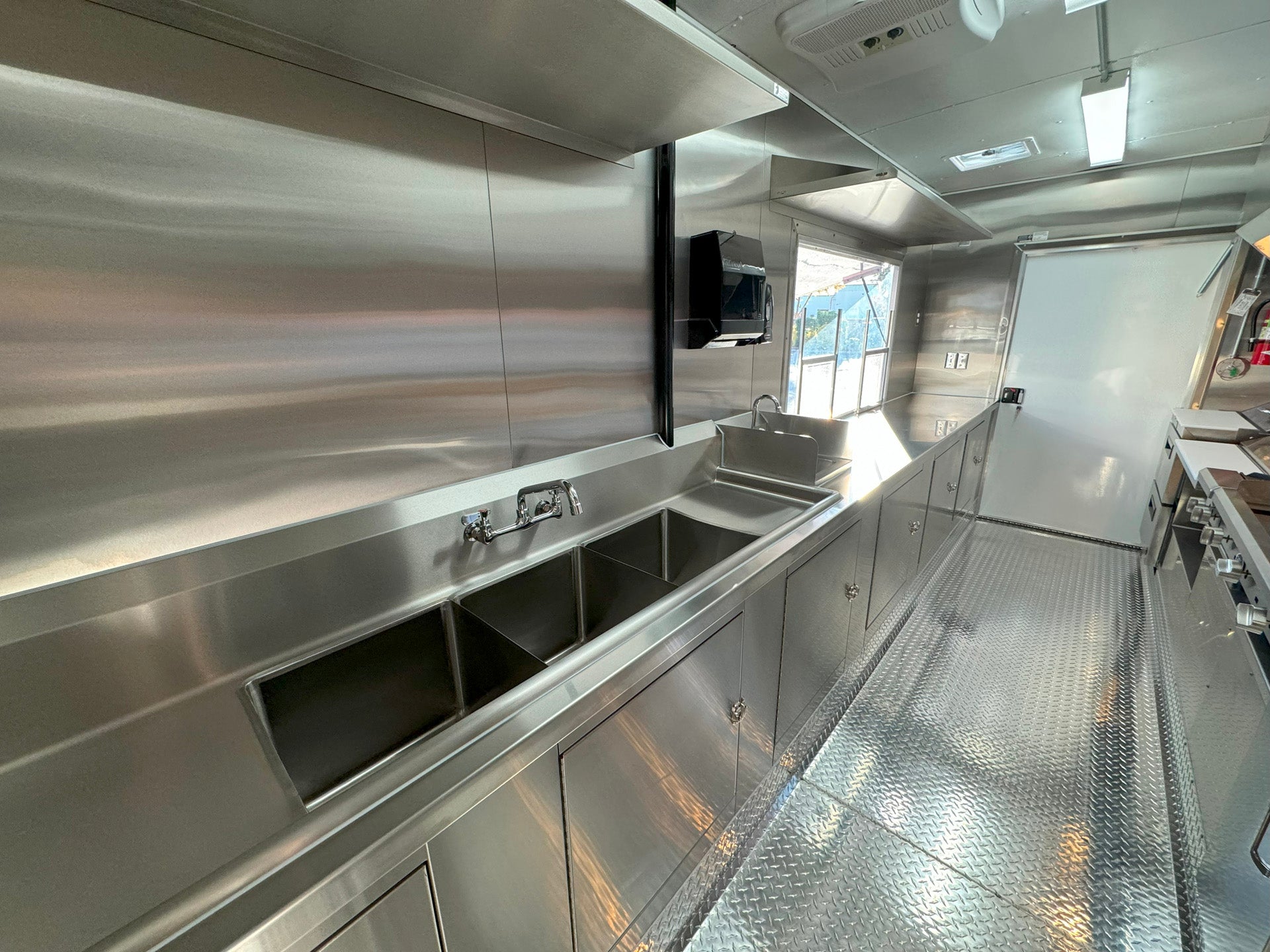 Stainless steel mobile kitchen design